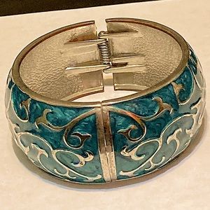 Green enamel spring bracelet